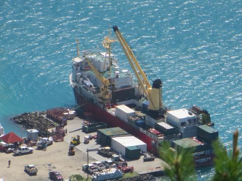 Small port operations in the Gambier, French Polynesia (©SPC)